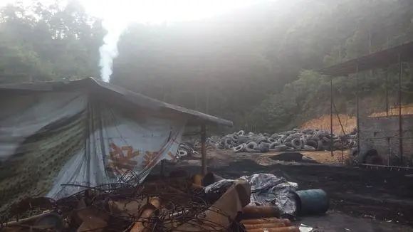 廢舊輪胎煉油廢氣污染,車間惡臭問題可利用潔匠凈化除臭劑解決.jpg 廢舊輪胎煉油廢氣污染,車間惡臭問題可利用潔匠凈化除臭劑解決.jpg